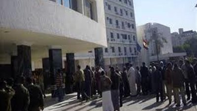 العمال المؤقتون يحاصرون مبنى محافظة أسوان للمطالبة بالتثبيت