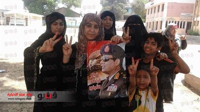 بالصور.. سيدات يرفعن صورة السيسي داخل إحدى اللجان