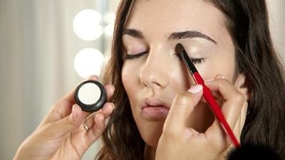 أظهري جمال عينيك بـ«المكياج النحاسي»