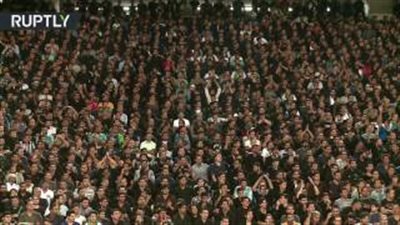 بالفيديو.. لحظة إحياء إيرانيين ذكرى عاشوراء داخل ملعب كرة قدم