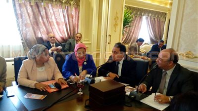 وزير الصحة يكرم مديري مستشفى الحسينية بالشرقية والعلمين بمطروح