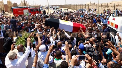 45 صورة ترصد «وداع المصريين» لأحمد زويل