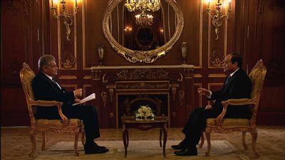 9 أسئلة أضحكت الرئيس.. من هم أهل الشر وسيطرة القوات المسلحة على المشروعات.. السيسي يبتسم بسبب كلمة «مبخافش» ويمازح أسامة كمال «لسه ما اشتكتش الإعلام للشعب».. والشرطة لن تقبض على ال