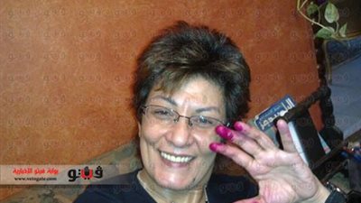 بالصور.. سماح أنور تغمس يديها في الحبر الفسفوري