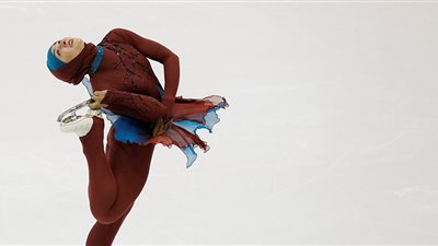 بالصور.. أول محجبة عربية في مسابقة التزلج باليابان