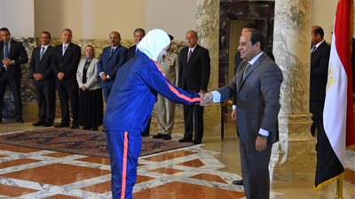 «تجار السعادة».. السيسي يستقبل أبطال الأولمبياد.. يشيد بالإنجازات ويمنحهم الأوسمة.. يكلف الحكومة بالنظر في طلباتهم وتلبيتها.. تذليل جميع العراقيل أمام مسيرتهم الرياضية.. تفعيل قرار نسبة الـ 