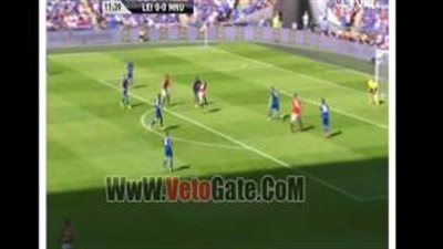 بالفيديو.. حارس ليستر سيتي ينقذ مرماه من هدف لـ «روني»