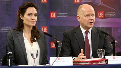 أنجلينا جولي أستاذة في جامعة جورج تاون