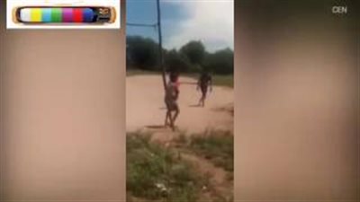 بالفيديو والصور.. كائن غريب يطارد أطفالا يلعبون كرة القدم