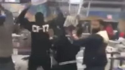 بالفيديو والصور.. معركة شرسة بالمقاعد بين رواد مطعم في أمريكا