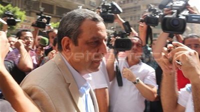 خروج نقيب الصحفيين من جلسة محاكمته بتهمة إيواء مطلوبين أمنيا