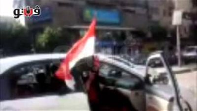 بالفيديو.. وصلة رقص لمسنة أمام مدرسة في السيدة زينب