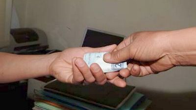 التحقيق مع موظف مرتشى بالجيزة