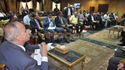 الرئيس التنفيذي لهيئة الاستثمار يجتمع بمستثمري الوادي الجديد