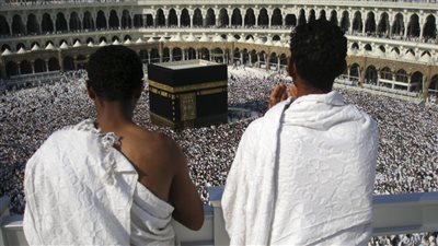 أزمة القرارات تحاصر موسم العمرة.. شركات السياحة تهدد بتعليق الرحلات.. «عبد العال» يطالب بإلغاء الرسوم الجديدة.. وعادل عبد الرازق: قرار السعودية يصب في مصلحة الاقتصاد المصري