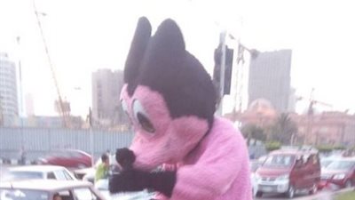 بالصور.. «ميكي ماوس» يحتفل بالانتخابات في ميدان التحرير