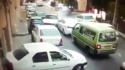 بالفيديو.. رد فعل حرامي سرق سيارة «ومبيعرفش يسوق»