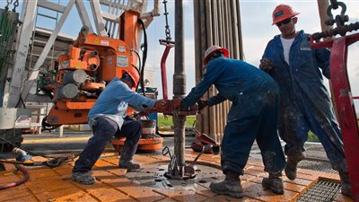 بيزنس إنسايدر: منع النفط السعودي يهوي بقيمة «الجنيه»