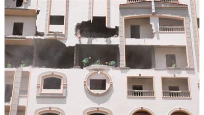 محافظ سوهاج ومدير الأمن يقودان حملة لإزالة برج جرجا المخالف | صور