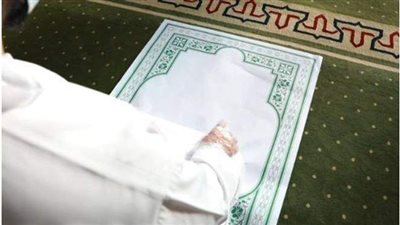 إماراتيون يبتكرون سجادة صلاة ورقية للحد من  خطر كورونا