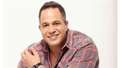 بعد تعافيه من كورونا.. مصطفى درويش يزور قبر والدته