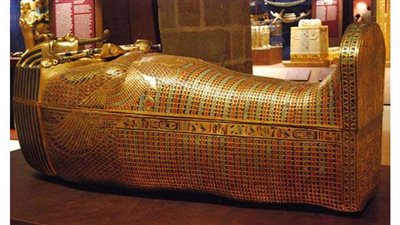 السلطات الفرنسية تعتقل تاجر أعمال فنية للتورط في بيع تابوت مصري قديم