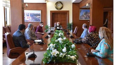 محافظ بورسعيد يلتقى مجلس  إدارة مدرسة الليسية | صور