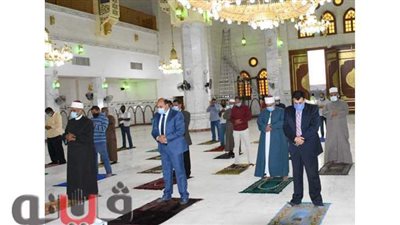 في  أول يوم لعودة المساجد.. محافظ أسوان يؤدى صلاة المغرب بالمسجد الجامع