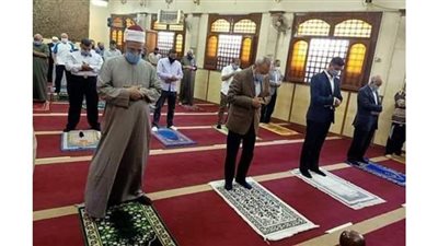 لتفقد الإجراءات.. محافظ القليوبية يؤدى صلاة الظهر بشبرا  الخيمة