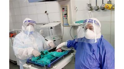 أطباء مستشفى كرموز يجرون أول عملية قيصرية لمصابة بكورونا | صور