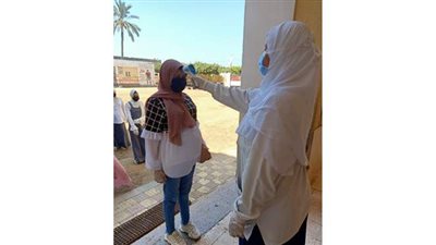 كواشف حرارية  ودخول الطلاب في صفوف منعا للتكدس في القليوبية | صور