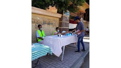 شباب الأقصر يوزعون كمامات ويوفرون أسطوانات أكسجين أمام لجان الثانوية
