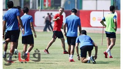 سيزا يطلع فايلر على تقارير تدريبات الأهلي