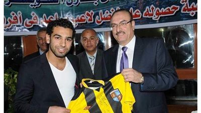 كواليس حديث رئيس المقاولون الأسبق  مع محمد صلاح بعد حصد أول جائزة أفريقية