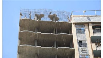 محافظ قنا يتابع  إزالة الأبراج المخالفة بمدينة نجع حمادي | صور