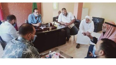 رئيس قرية الأبطال يناقش مشاكل مياه الشرب مع ممثلي شركة القناة | صور