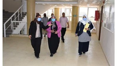 رئيسة جامعة القناة ونائبها  يتفقدان  لجان الامتحانات
