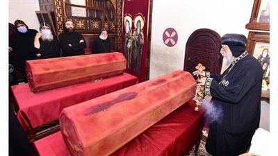 البابا تواضروس يطيب جسدي الأنبا موسى وإيسيذوروس بدير البراموس