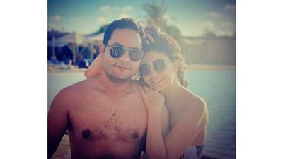 غادة عبد الرازق في الساحل مع زوجها