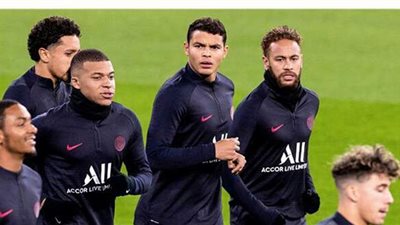 باريس سان جيرمان يجدد عقد 3 لاعبين لمدة شهرين فقط