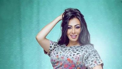 مشيتها حركاتها حتى فستانها.. ميريهان حسين تقلد إليسا بطريقة رائعة | فيديو