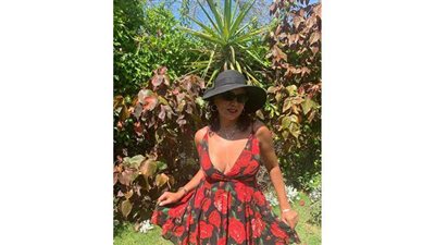 رانيا يوسف بفستان أحمر مكشوف في الساحل الشمالي (صور)