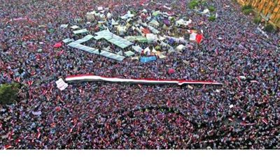 مشاهد لا تنسى في ثورة 30 يونيو.. توقيع استمارات تمرد.. تجمهر ٣١ مليون مصري.. وطائرات ترسم علم مصر في السماء
