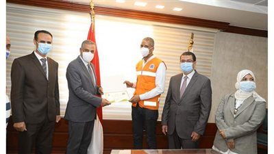 محافظ سوهاج يكرم 16 من العاملين بالقطاع الطبي