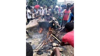 محتجون إثيوبيون يحرقون تمثال الإمبراطور الراحل 