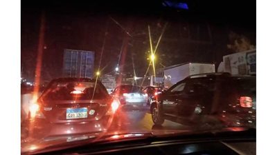 إصابة شخصين  وتوقف الطريق الصحراوي بسبب انقلاب سيارة أخشاب