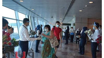 بالفنون الشعبية.. محافظ البحر الأحمر يستقبل أول طائرة قادمة من أوكرانيا بمطار الغردقة | صور