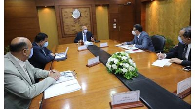 وزير النقل يناقش  تفاصيل مخطط تطوير الإشارات والقطارات