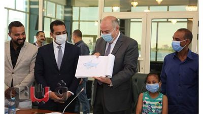 محافظ قنا يكرم ابنة قرية المخادمة المتميزة في الرسم | صور