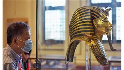بالكمامات الطبية.. عودة السياح  لزيارة  المتحف المصري